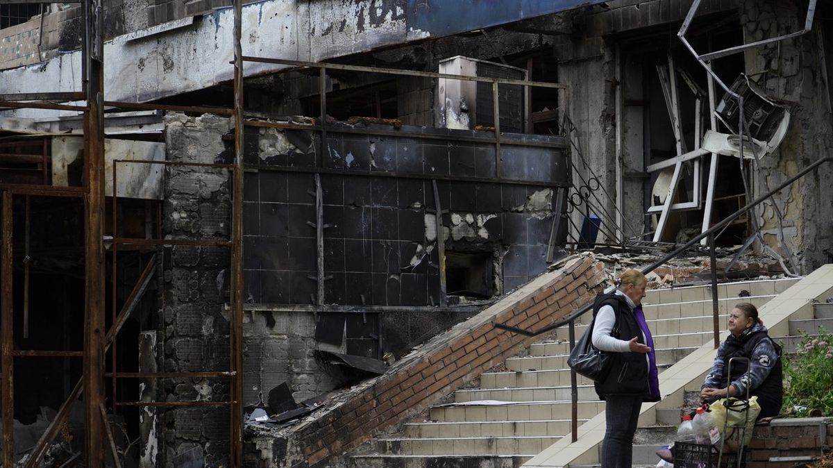 Jak se žije v Mariupolu: Vojáci na ulici provokují, ale sami mají strach